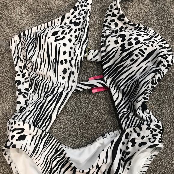 NWT Xhilaration High Cut One Piece Cut Out Sexy - Picture 3 of 10